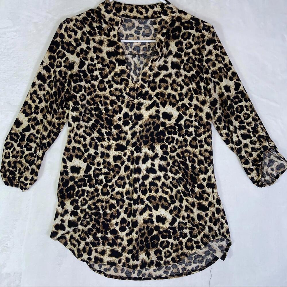 Leopard Print Button Down Shirt, Size Small Not Tag See Measurements